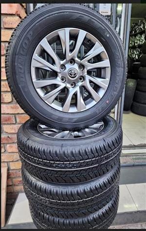18inch Toyota Fortuner/Prado original mags with brand new 265/60/18 Dunlop Grandtrek A/T set