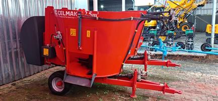 New Giant 2.5m³ vertical feed mixers available