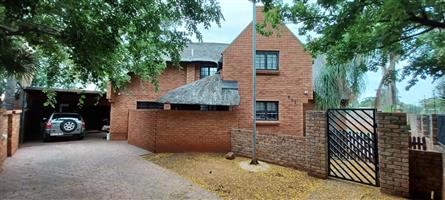 4 bedroom thatch house in Doornpoort (Buy directly from the owner)