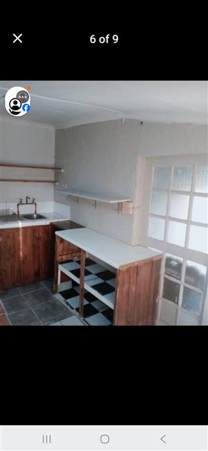 Bachelor studio pad close to Eastgate Kensington 