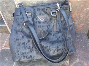 Tocosa Handbag in Elegant Black