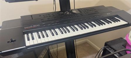 The Roland G-600 is a classic arranger workstation keyboard