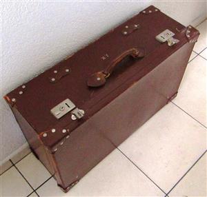 Large Vintage Old Brown Suitcase - h=47cm; l=76cm; w=26cm - no keys