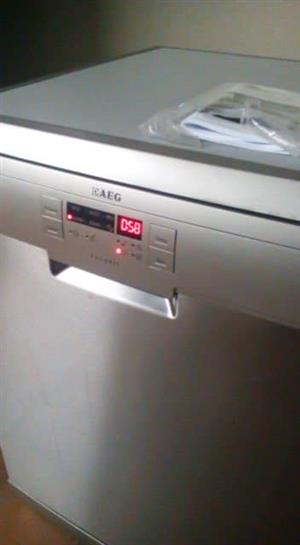 AEG stainless steel 13 place setting dishwasher with owners manual in stunning condition