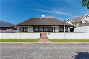 Authentic Thatch Lodge Living, Only One Block from the Yacht Club