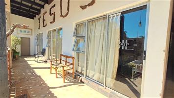 FURNISHED BACHELOR ROOM TO LET- ALL- INCLUSIVE LIVING!