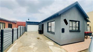 Neat Family Home in Tsakane Ext 5