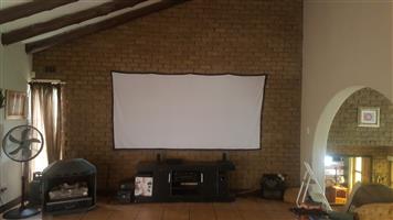 Projectors and screens 