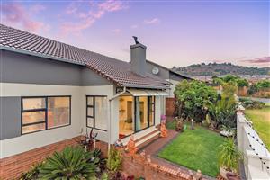 Stylish, Contemporary Townhouse in Amorosa