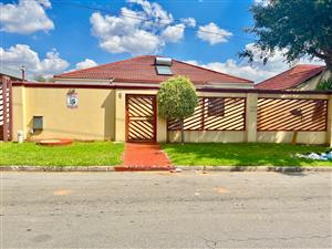House For Sale in Roodepoort North