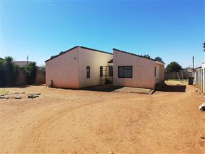 Immaculate 2 Bedrooms with a 3 bedrooms cottage Family Home in Ext 3