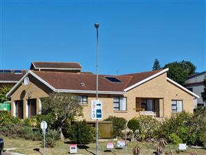 Scenic Fraaiuitsig Gem — 3-Bedroom House for Sale with Unmatched Mountain Views