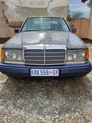 Mercedes-Benz 230E 