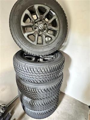 18inch Toyota Legend RS original mags with brand new 265/60/18 Dunlop Grandtrek AT set R16500. 