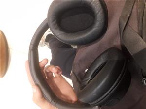 I am selling a pair on ch720 sony noise cancelling headphones looking for a buye