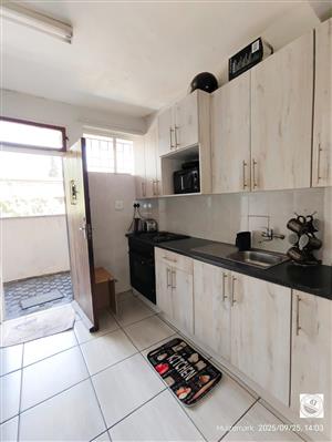 Very modern Bachelor's flat in well known complex, walking distance to Sasol Firm.