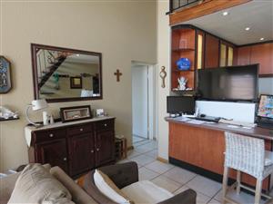 Townhouse For Sale in New Redruth