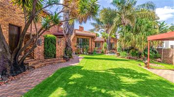 Versatile Investment Property with Cottage and Apartment!