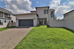 Stunning home in Blue Valley Golf Estate, Centurion—luxury living with scenic views awaits