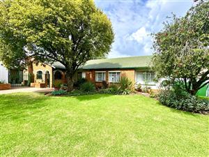 Charming Family Home in Secunda – Good  Location with Entertainer’s Patio & Excellent Parking.