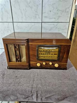 Antique 1930 Sentinel Superheterodyne tube radio.