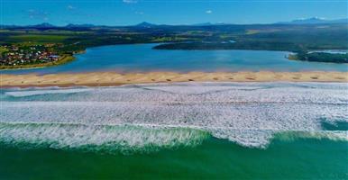 Jeffreys bay- Pefectly positioned  on the Kabeljous lagoon & beach