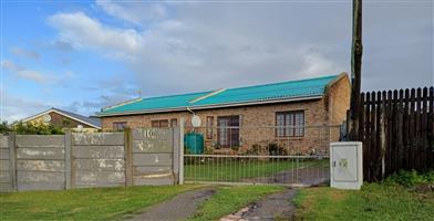 CENTRALLY SITUATED ON THE WEST BANK OF PORT ALFRED. NEAR ALL AMENITIES.