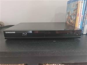 Samsung Blu Ray DvD player & 29 blu ray DVD's