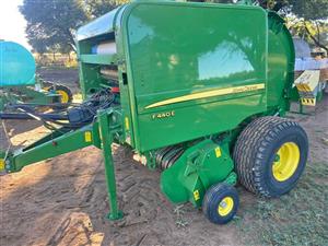 John Deere F440E baler