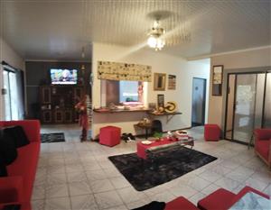 Home with flatlet in Strelitzia Park