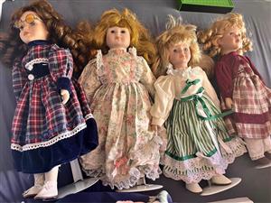 4 Porseleinpoppe met stewige staanders