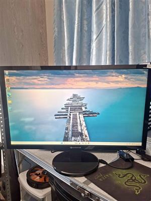 Packard Bell 24" Monitor. With Dvi to Hdmi converter.