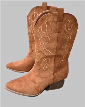 Tan Embroidered Cowgirl Western Boots - Size 5.5