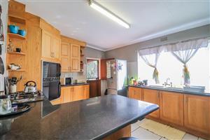 Spacious Free Standing Home With Massive Rooms & a Two Bedroom Flatlet Witfield/Lilianton enclose