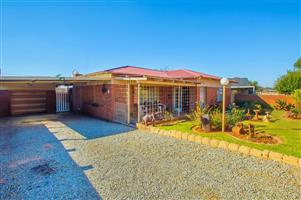 Spacious family home with newly renovated swimming pool