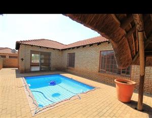 3-Bedroom Towbhouse to rent Richarize Gardens, Eikepark, Randfontein