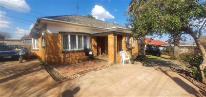 Grab this fixer-upper at a bargain & unlock its full value!