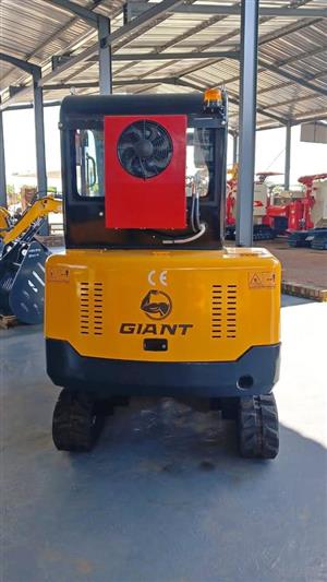 GIANT EXCAVATOR 3 ton