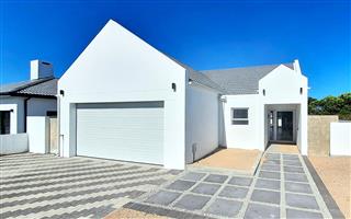 Brand new, light and bright modern home in Shelley Point Coastal Security Golf Estate