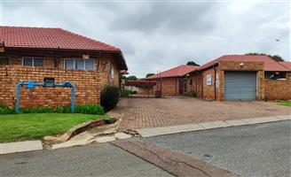 Townhouse For Sale in Birchleigh