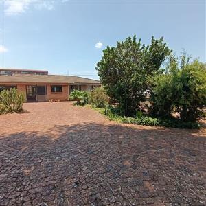 Your Perfect Family Home or Home Office Haven NEXT TO SELECTION PARK