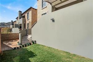 Charming 2-Bedroom Townhouse in Sought-After Helderkruin!