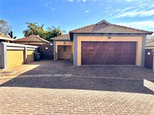 Townhouse For Sale in Heatherview