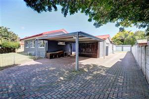 SPACIOUS FAMILY HOME WITH TWO INCOME-GENERATING FLATS
