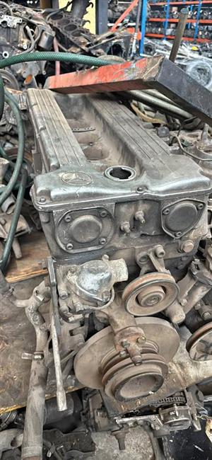 Mercedes Benz 280se engine