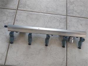 Volvo S60 t5 injector rail with 5 injectors original