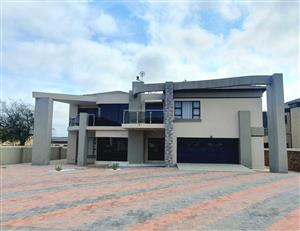 EXQUISITE 5-BEDROOM MASTERPIECE IN THE HEART OF BENDOR