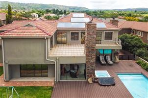Beautiful lovely cluster in the sought after Ruimsig Golf Estate
