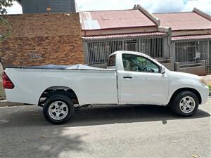2005 TOYOTA HILUX SINGLE CAB 2.7 VVTI MANUAL TRANSMISSION IN EXCELLENT CONDITION