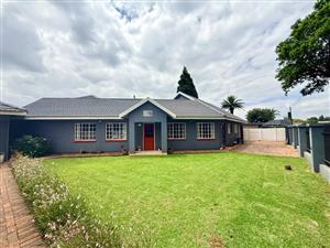 Stunning Family Home with Flatlet For Sale in Golf Park, Meyerton.
